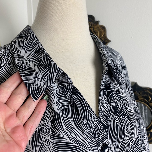 Catherines plus petite 3/4 sleeve button up top black white feather print 3X WP - Picture 10 of 11